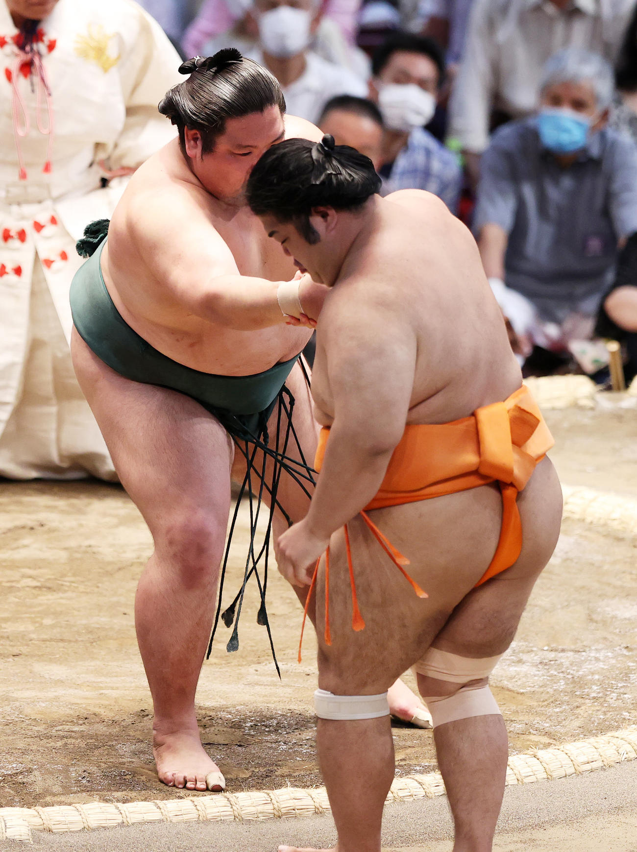 志摩ノ海（手前）を押し出しで破る錦木（撮影・鈴木正人）