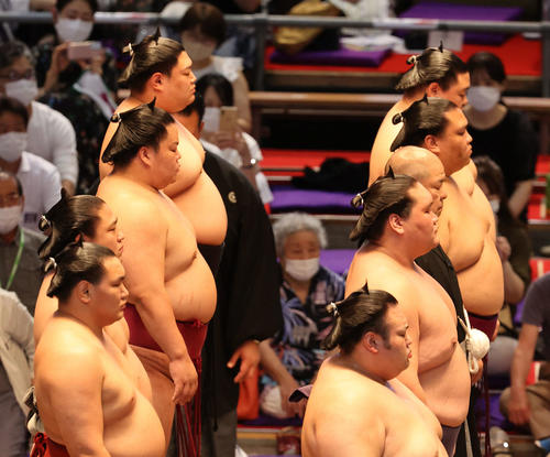黙祷する八角理事長　（撮影・渦原淳）＝2022年7月10日、ドルフィンズアリーナ