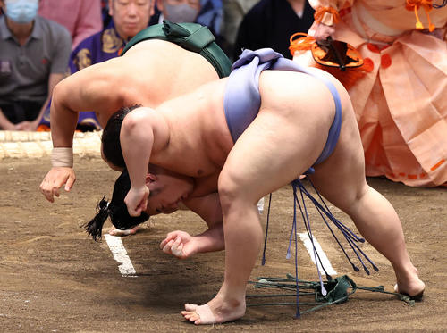 隠岐の海（後方）を引き落としで破る翔猿（撮影・鈴木正人）