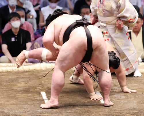 阿武咲（後方）を引き落としで破る剣翔（撮影・鈴木正人）