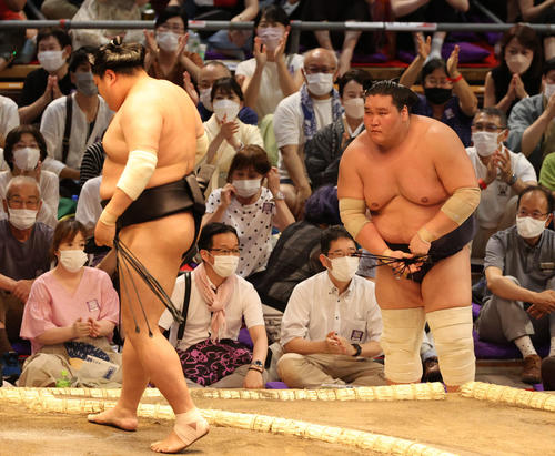 照ノ富士を送り出した阿炎（左）　（撮影・渦原淳）