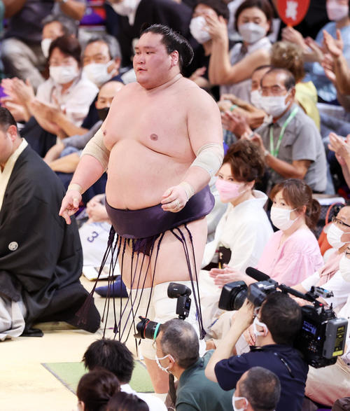 阿炎に送り出しで敗れた照ノ富士（撮影・鈴木正人）