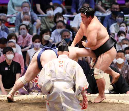 宝富士（左）をはたき込みで破る妙義龍（撮影・鈴木正人）