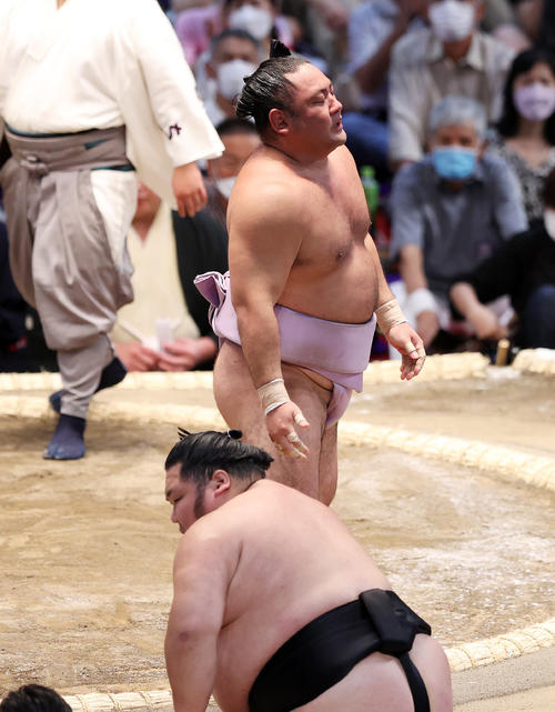 千代大龍（手前）を押し出しで破った琴恵光（撮影・鈴木正人）