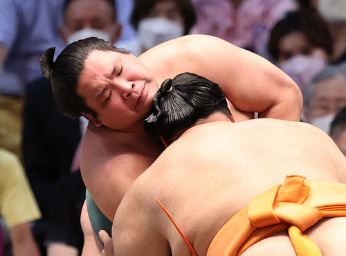 志摩ノ海（手前）を攻める錦木（撮影・鈴木正人）