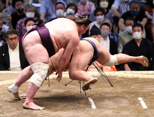 北勝富士（右）をはたき込みで破る栃ノ心（撮影・鈴木正人）
