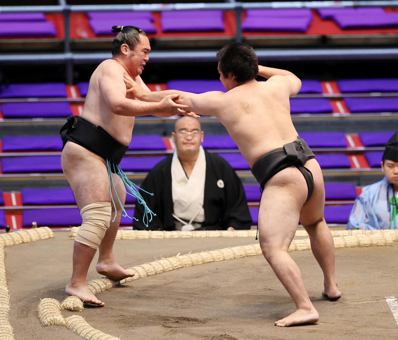 澤勇（左）を突き倒しで破る須山（撮影・鈴木正人）