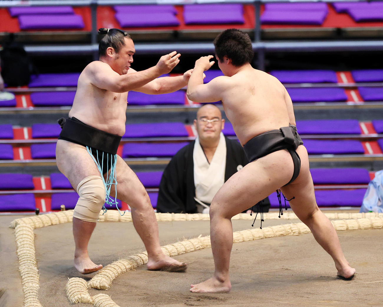 澤勇（左）を突き倒しで破る須山（撮影・鈴木正人）
