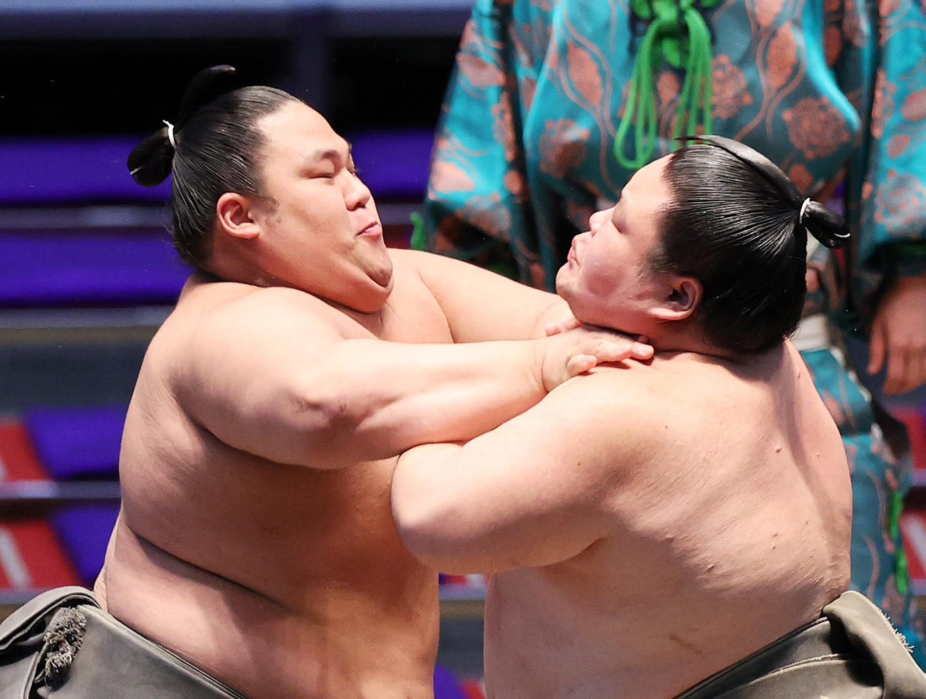 仲井（右）を攻める透輝の里（撮影・鈴木正人）