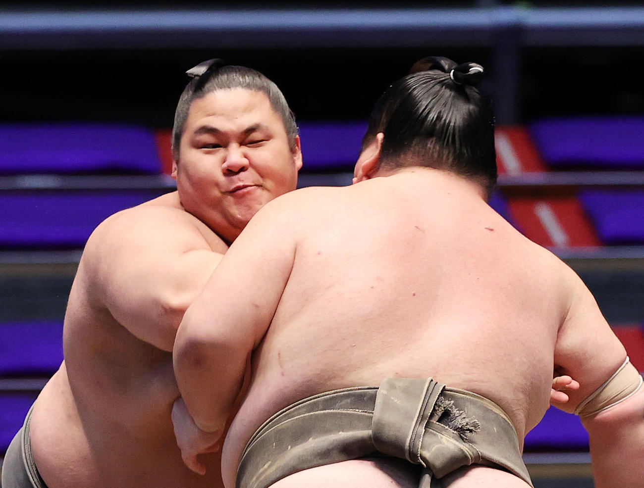 仲井（右）を攻める透輝の里（撮影・鈴木正人）