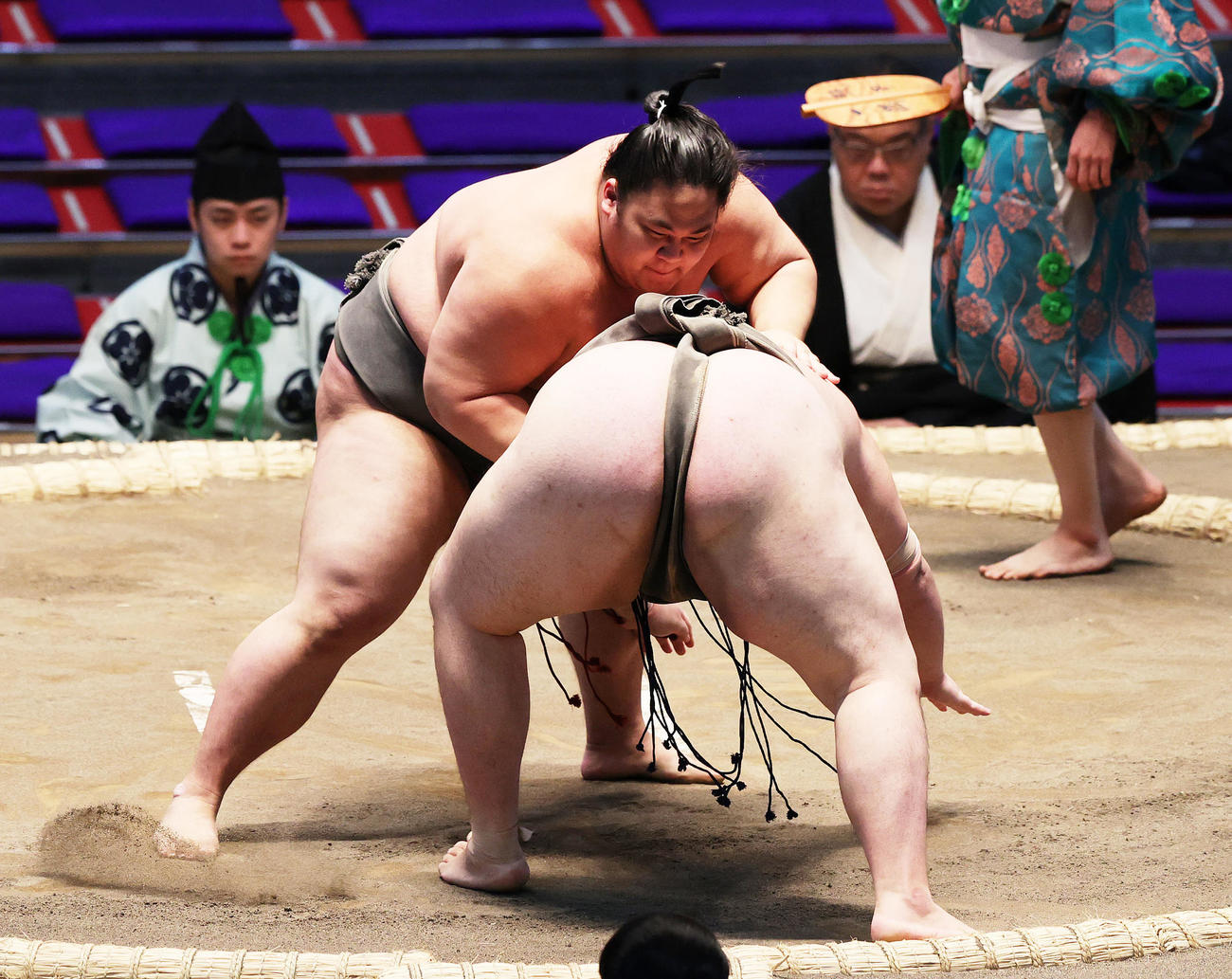 仲井（下）を突き落としで破る透輝の里（撮影・鈴木正人）