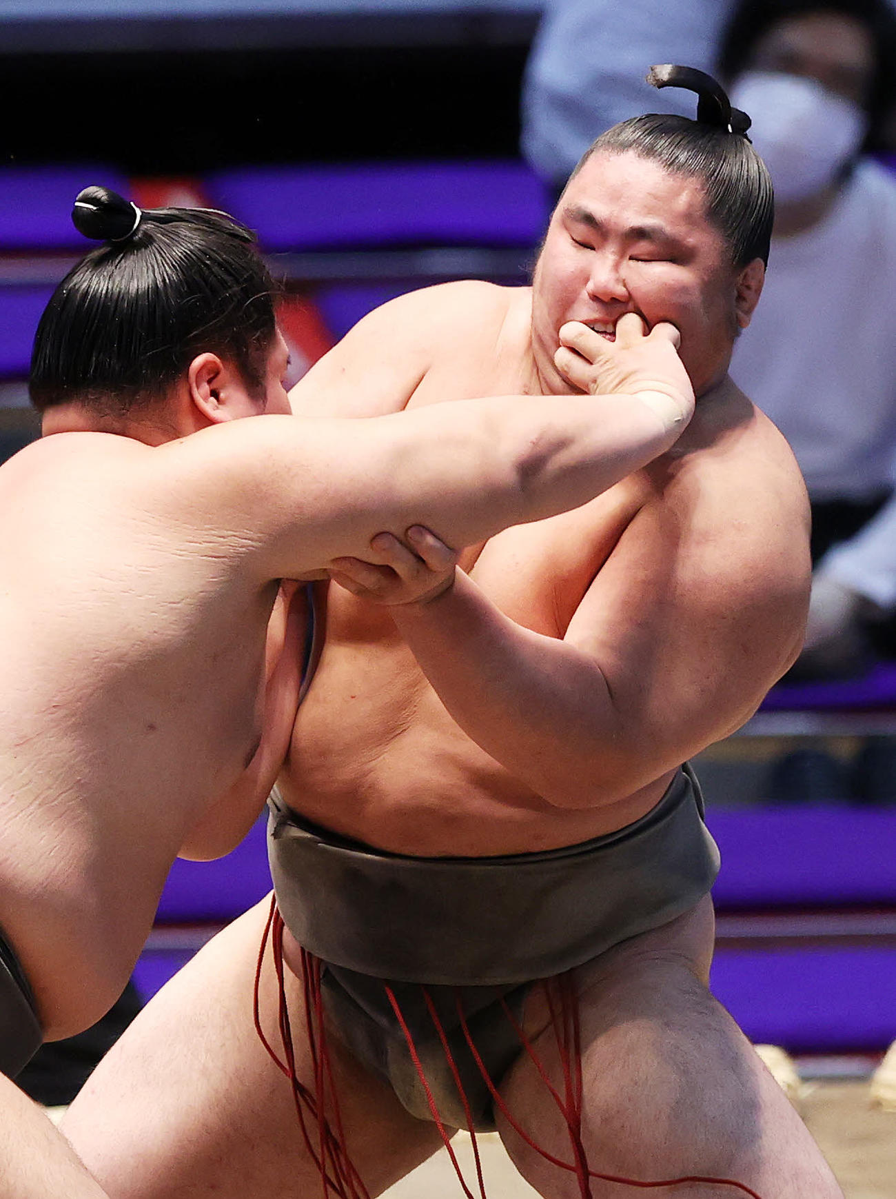 出羽の空（左）の攻めを耐える八女の里（撮影・鈴木正人）