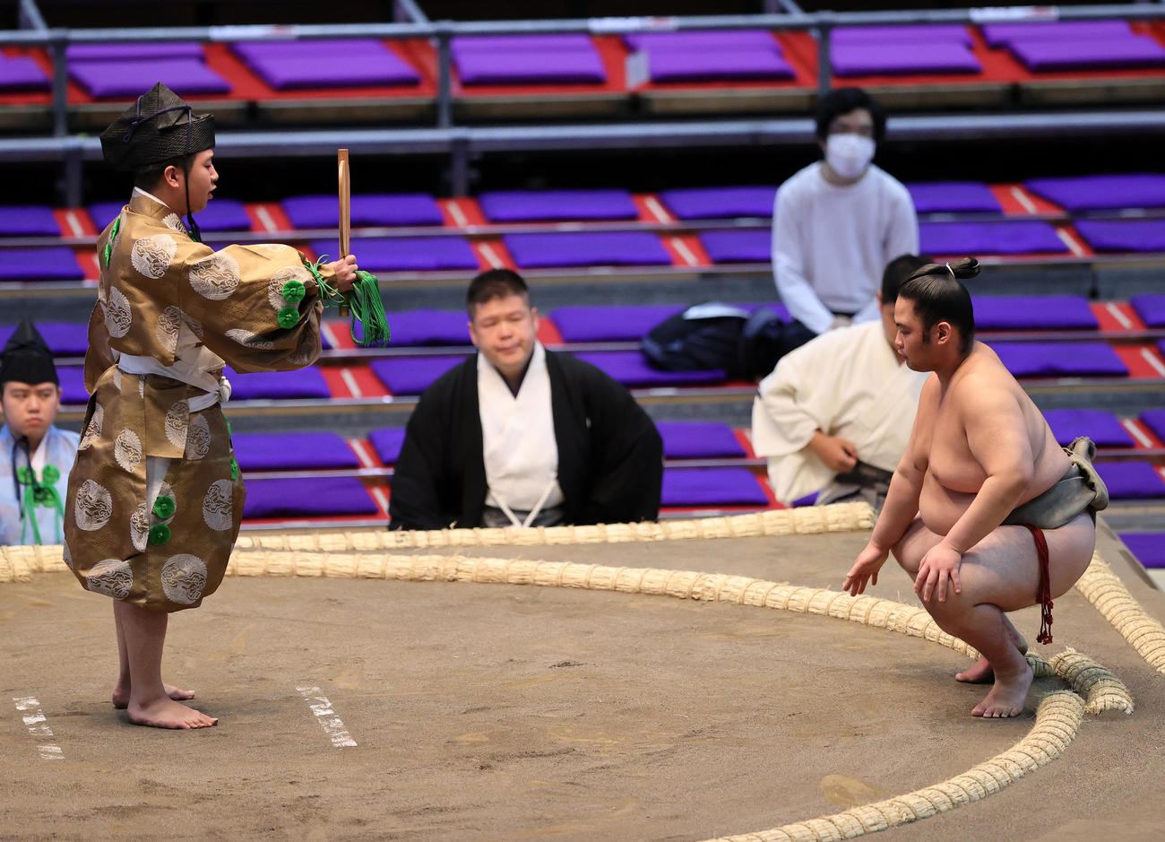 潮来桜の休場で若新の不戦勝（撮影・鈴木正人）