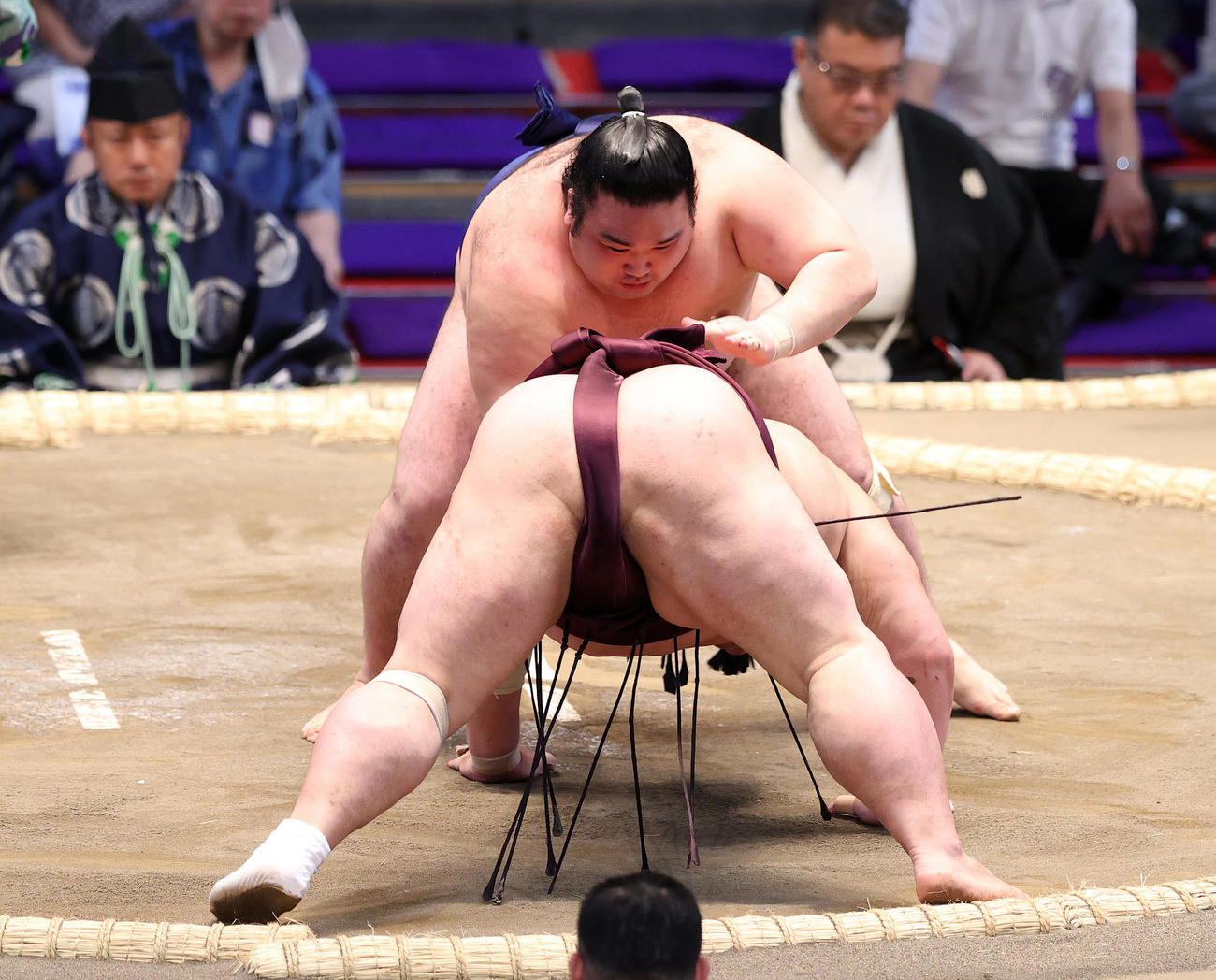 千代栄（手前）を引き落としで破る豪ノ山（撮影・鈴木正人）