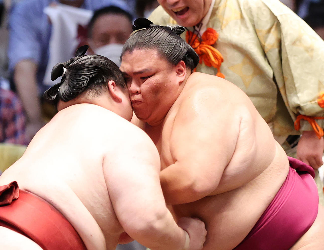 隆の勝（左）を攻める御嶽海（撮影・鈴木正人）