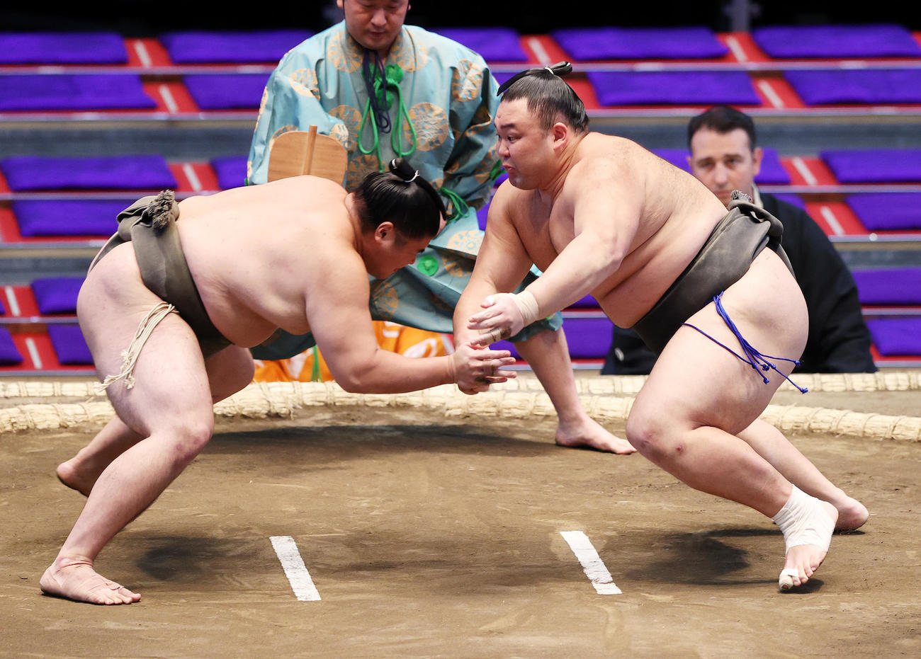 剛士丸（左）に鋭い立ち合いで攻める朝乃山（撮影・鈴木正人）