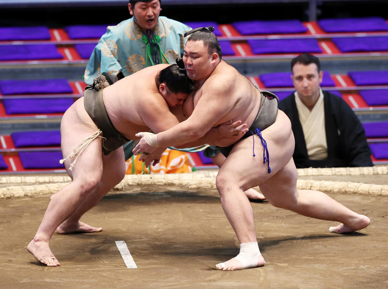 剛士丸（左）を攻める朝乃山（撮影・鈴木正人）