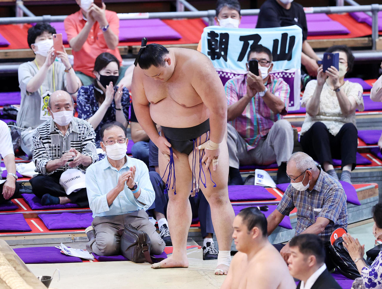 剛士丸を寄り切りで破り一礼して引き揚げる朝乃山（撮影・鈴木正人）