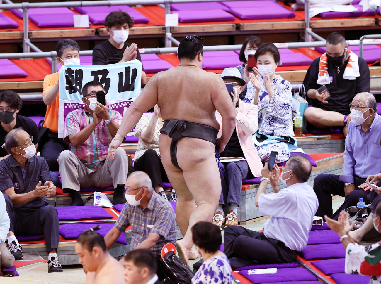 剛士丸を寄り切りで破り土俵を引き揚げる朝乃山（撮影・鈴木正人）