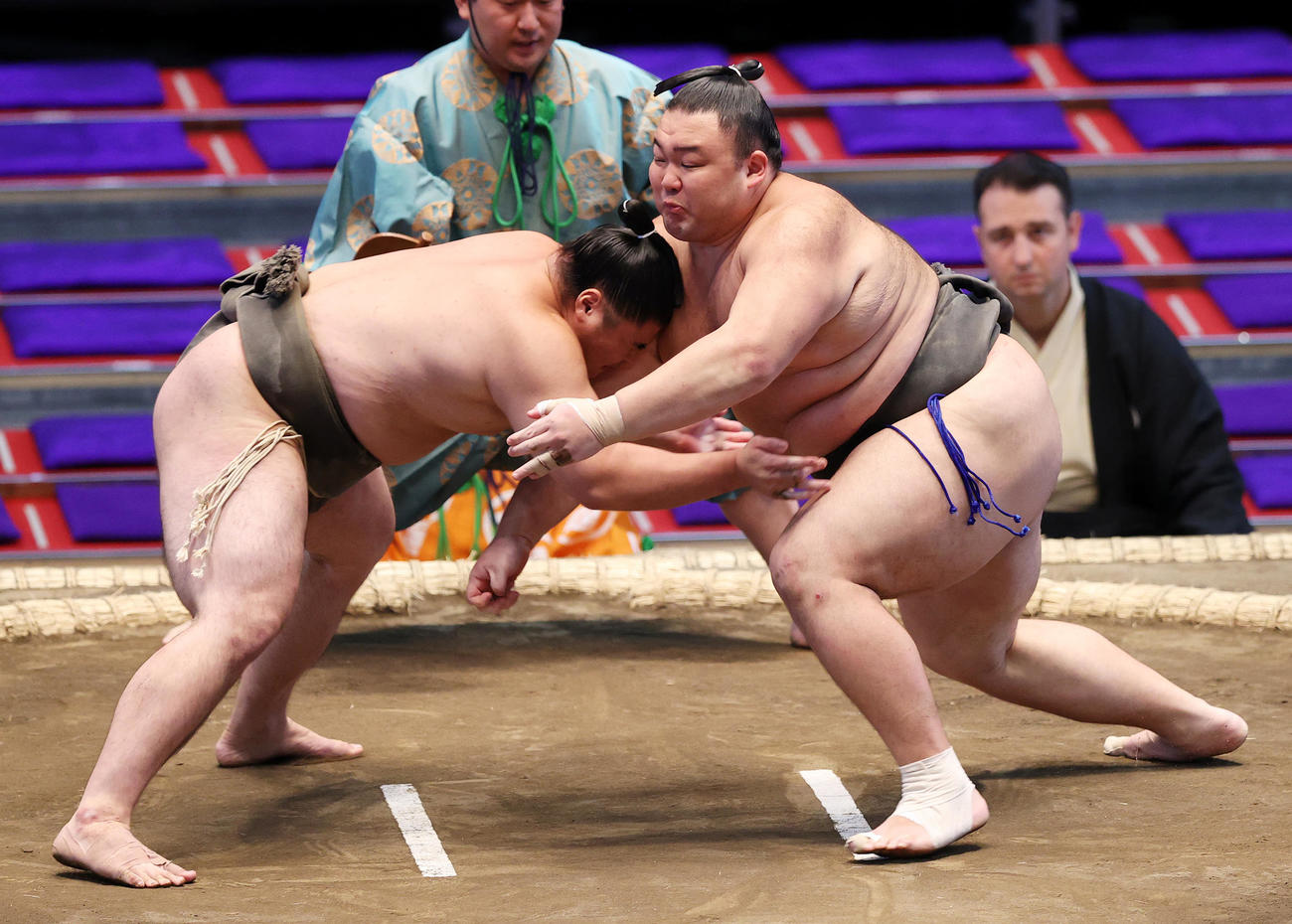 剛士丸（左）を攻める朝乃山（撮影・鈴木正人）