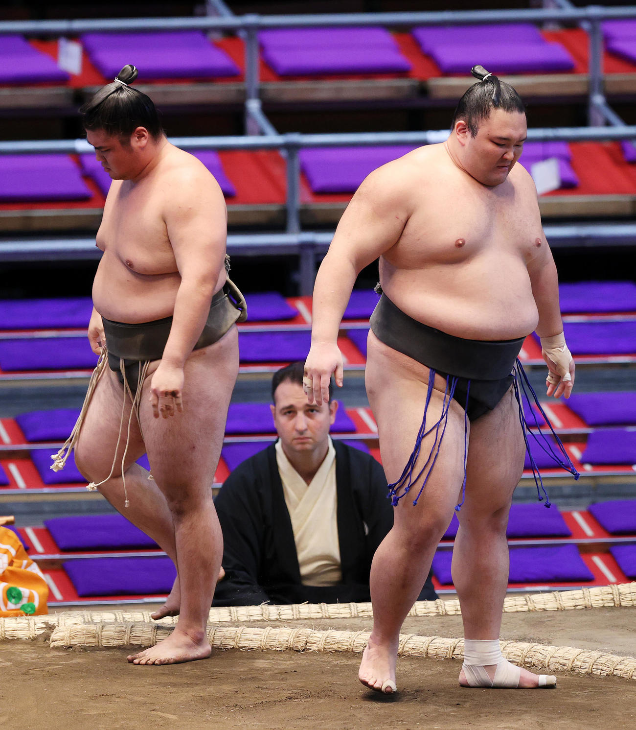 剛士丸（左）を寄り切りで破った朝乃山（撮影・鈴木正人）
