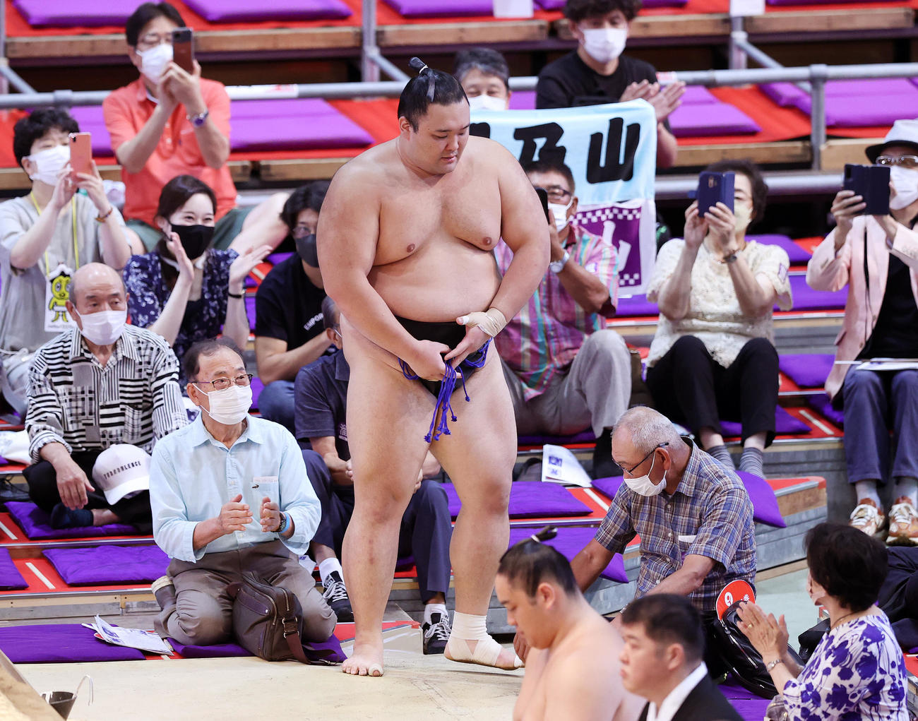 剛士丸を寄り切りで破り土俵を引き揚げる朝乃山（撮影・鈴木正人）