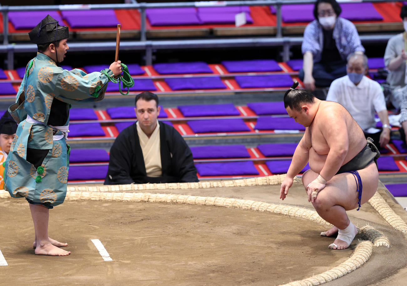 剛士丸を寄り切りで破り勝ち名乗りを受ける朝乃山（撮影・鈴木正人）