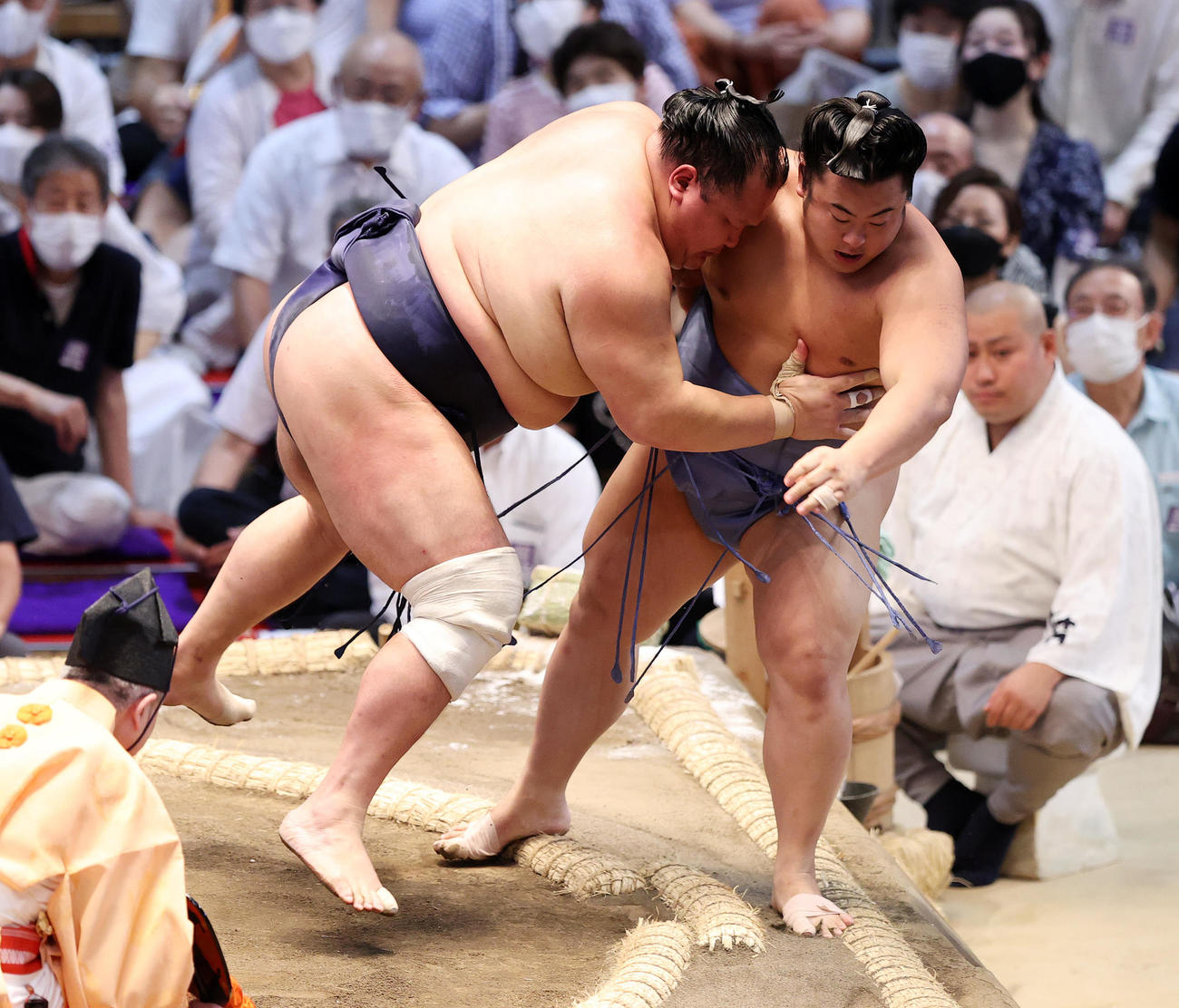 翔猿（右）を寄り切りで破る北勝富士（撮影・鈴木正人）