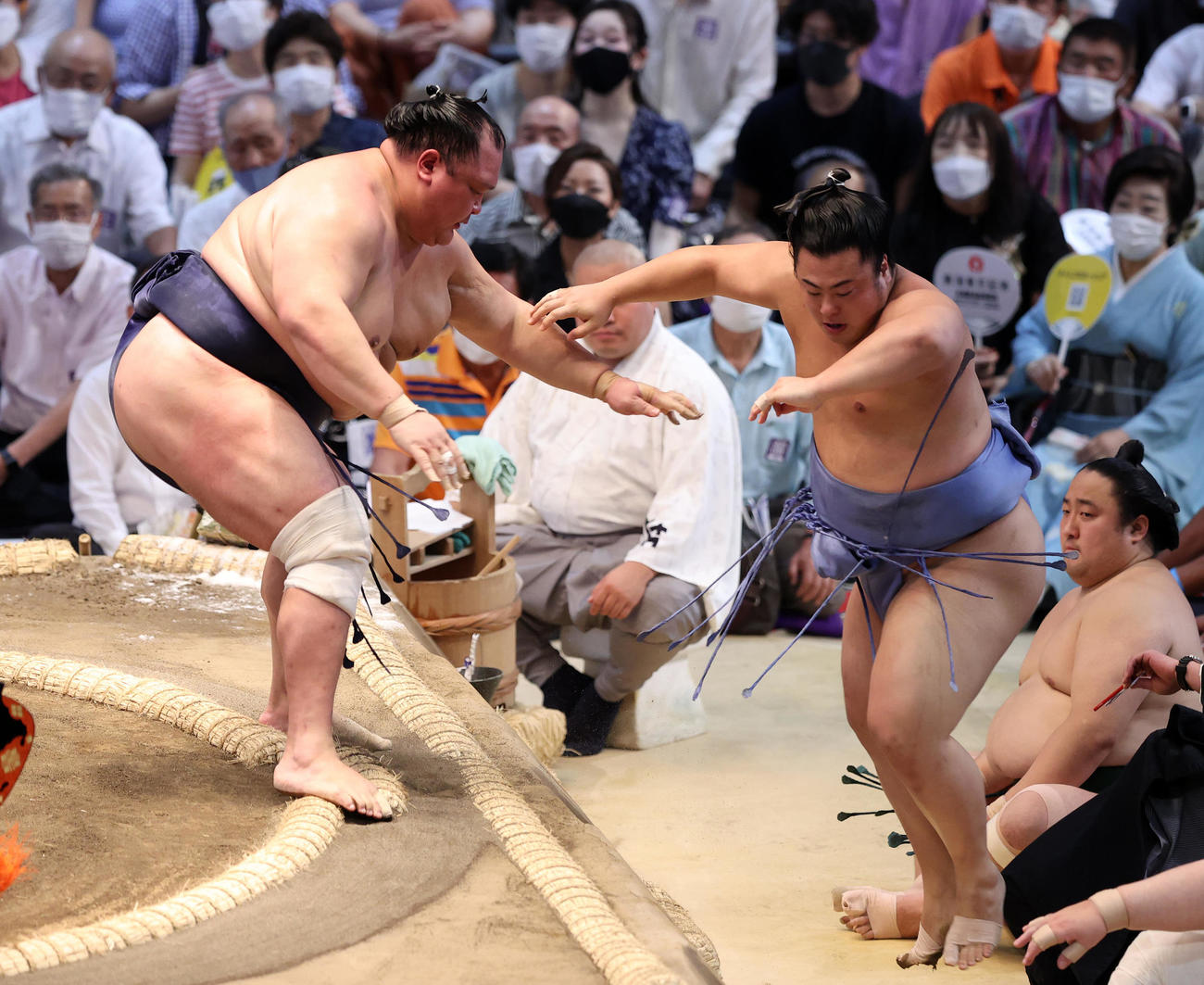 翔猿（右）を寄り切りで破る北勝富士（撮影・鈴木正人）