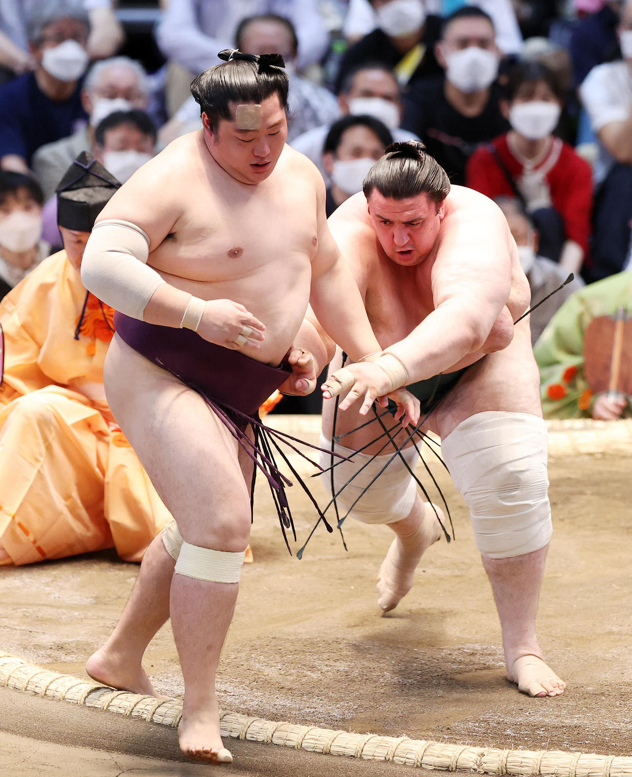 遠藤（左）を突き出しで破る碧山（撮影・鈴木正人）