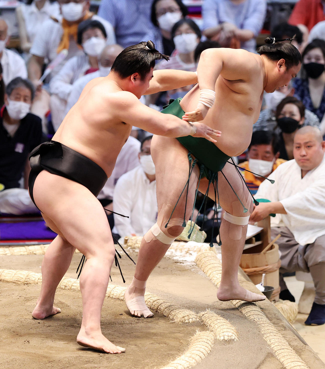 佐田の海（右）を寄り切りで破る若元春（撮影・鈴木正人）