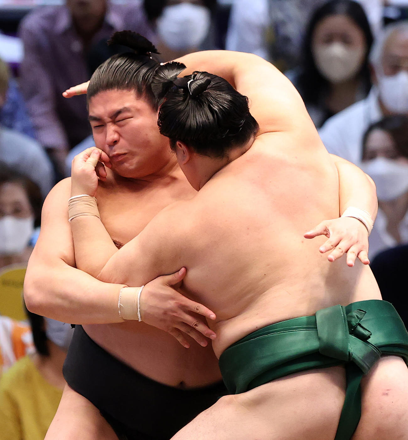 佐田の海（右）の攻めを耐える若元春（撮影・鈴木正人）