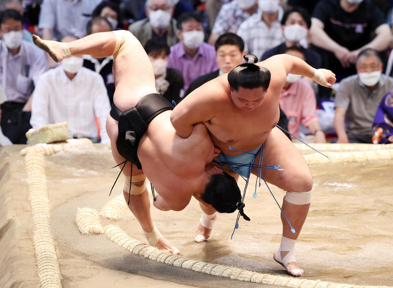 照強（左）を小手投げで破る琴勝峰（撮影・鈴木正人）