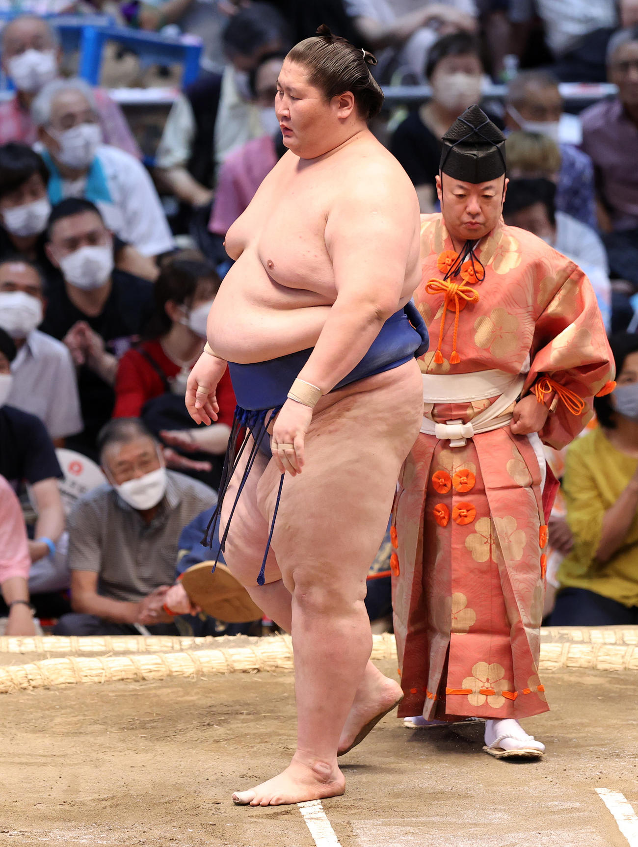 大栄翔を押し出しで破った逸ノ城（撮影・鈴木正人）