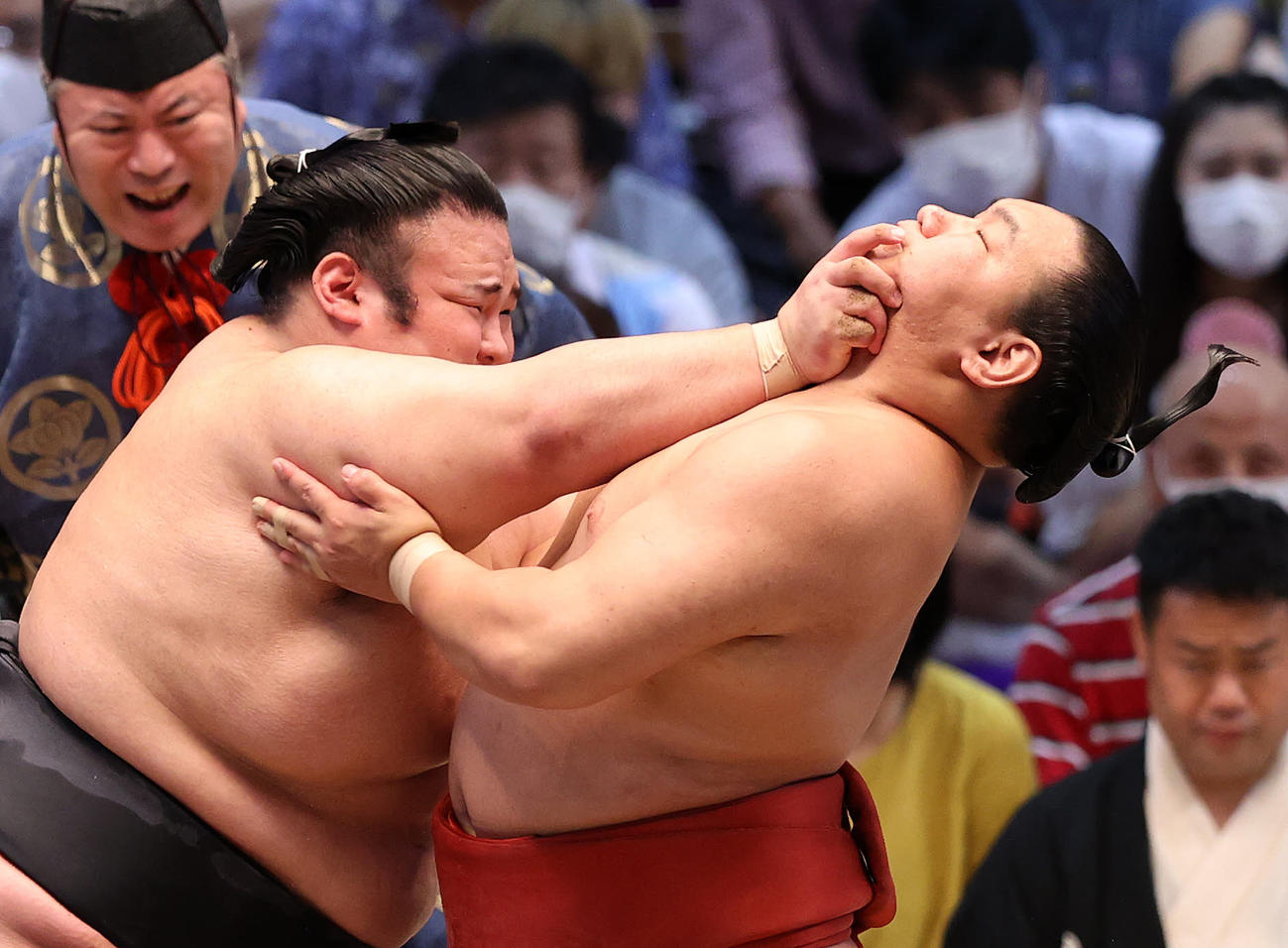 豊昇龍（右）を攻める貴景勝（撮影・鈴木正人）