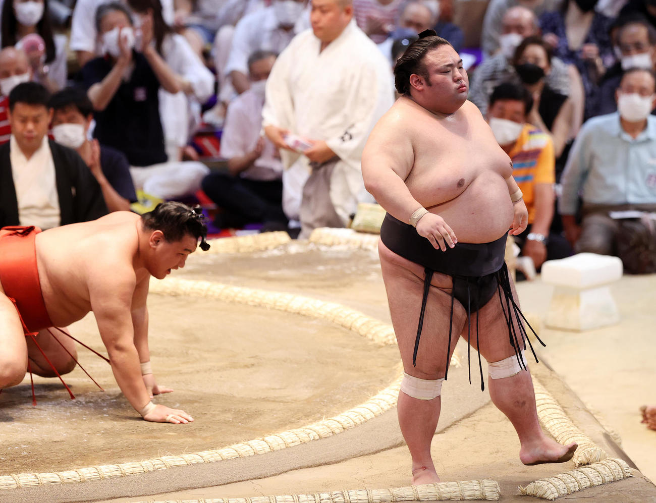 豊昇龍（左）を小手投げで破った貴景勝（撮影・鈴木正人）