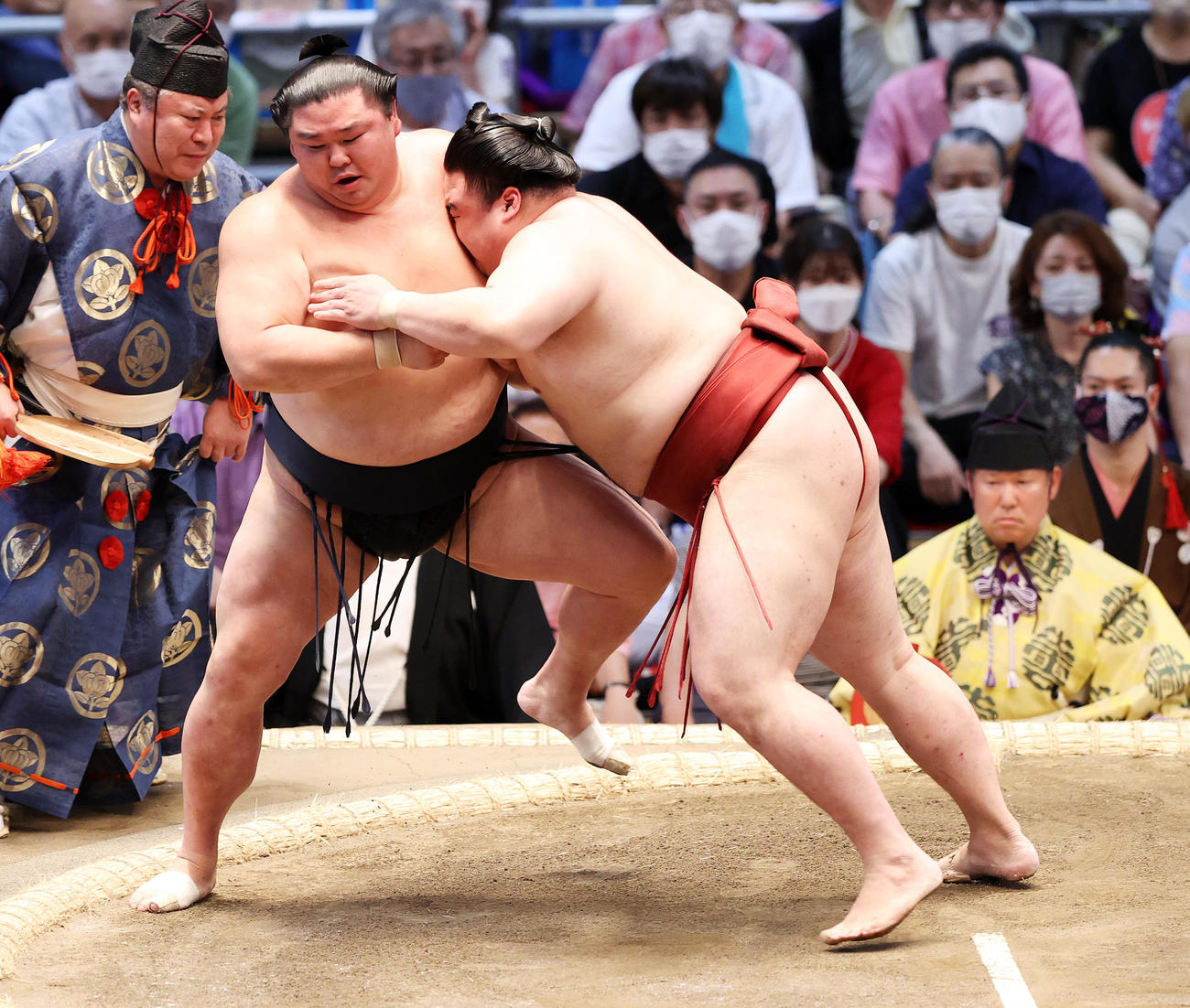 隆の勝（右）に押し出しで敗れる正代（撮影・鈴木正人）