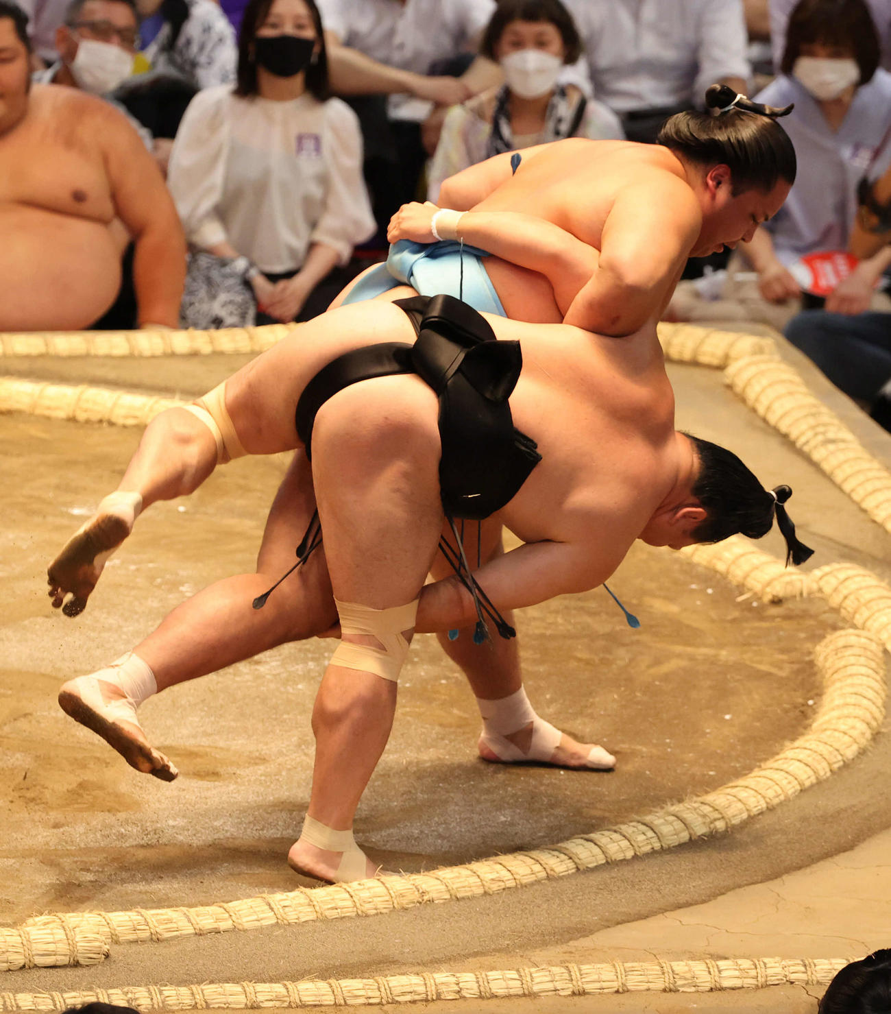 照強を破る琴勝峰（撮影・渦原淳）
