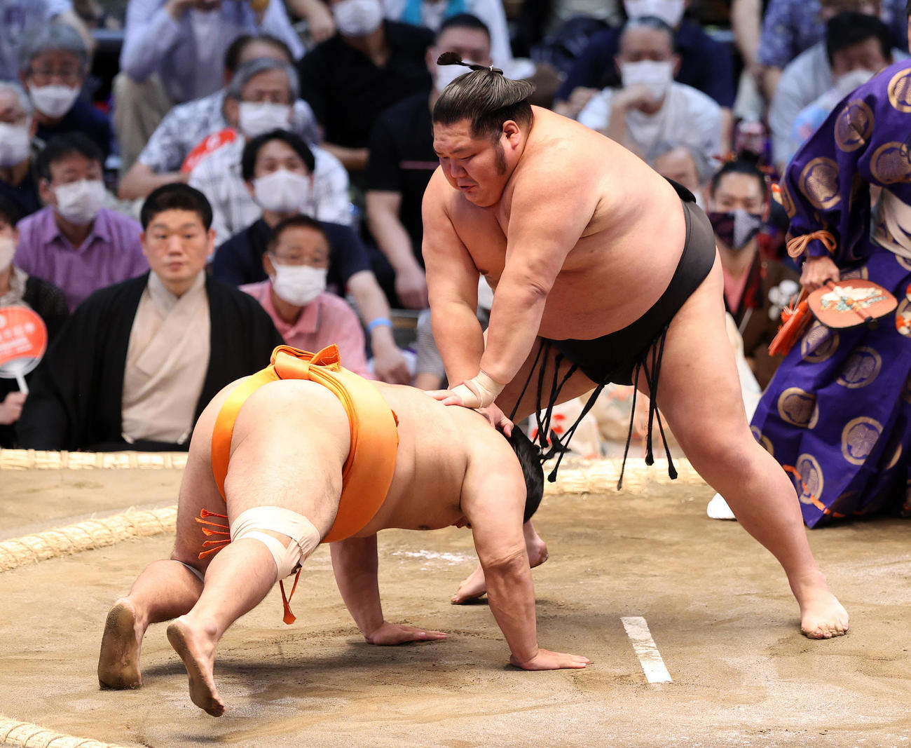 志摩ノ海（左）を引き落としで破る千代大龍（撮影・鈴木正人）