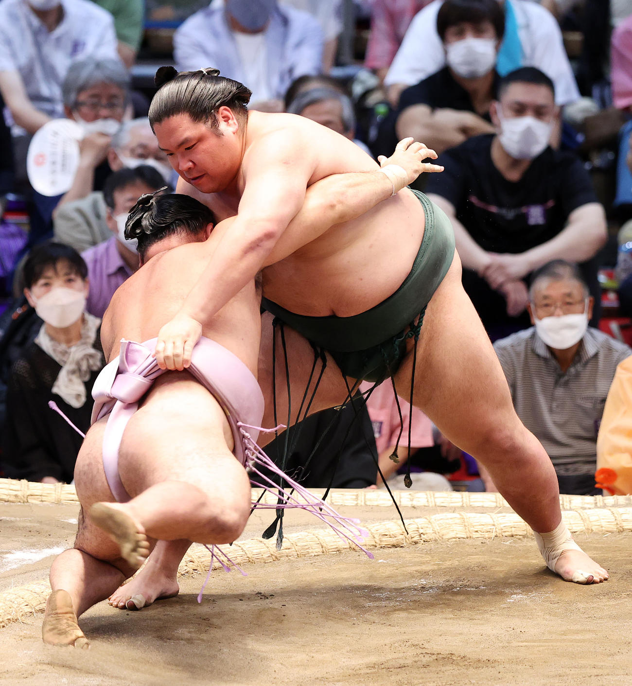 琴恵光（左）を上手投げで破る錦木（撮影・鈴木正人）