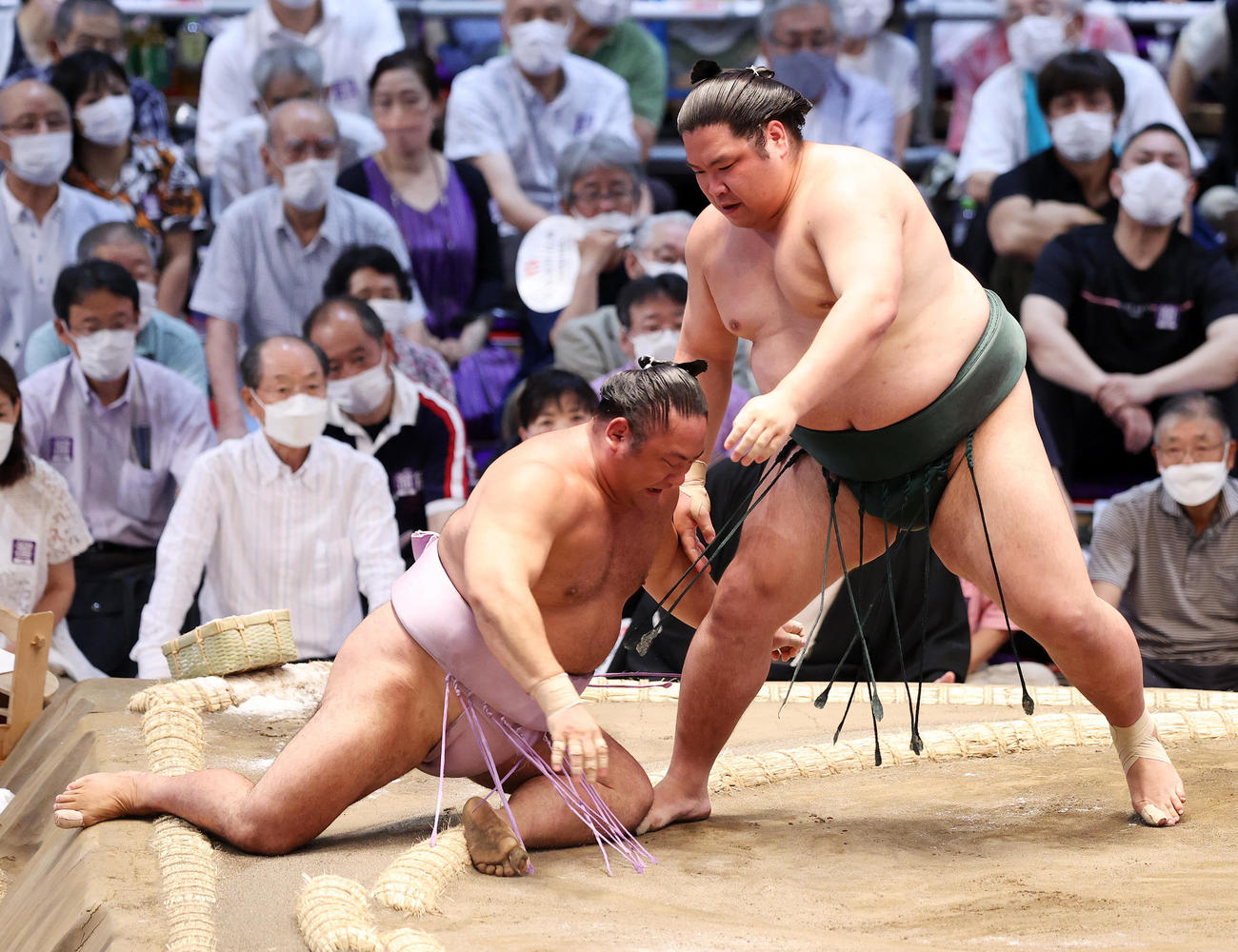 琴恵光（左）を上手投げで破る錦木（撮影・鈴木正人）