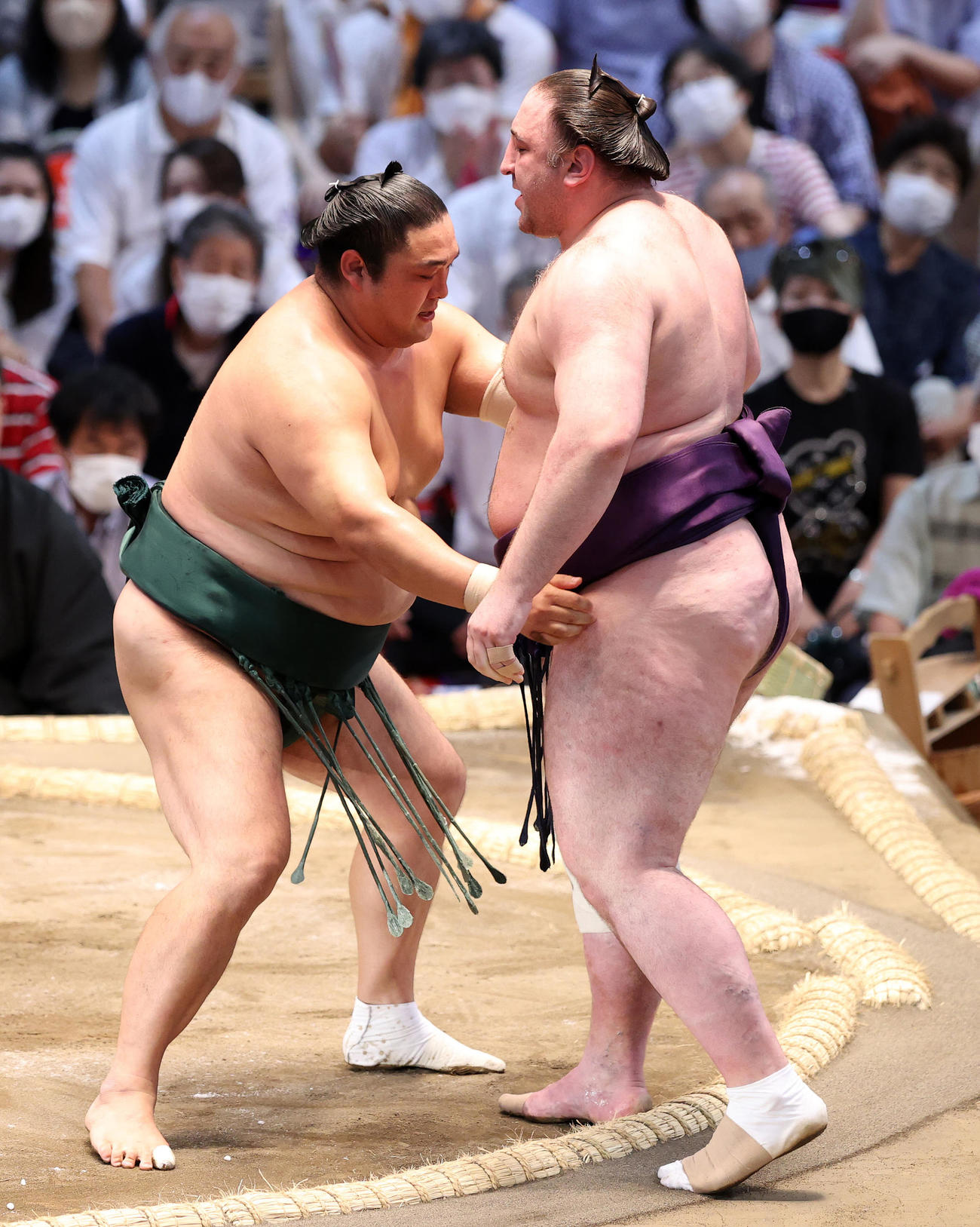 栃ノ心（右）を寄り切りで破る隠岐の海（撮影・鈴木正人）