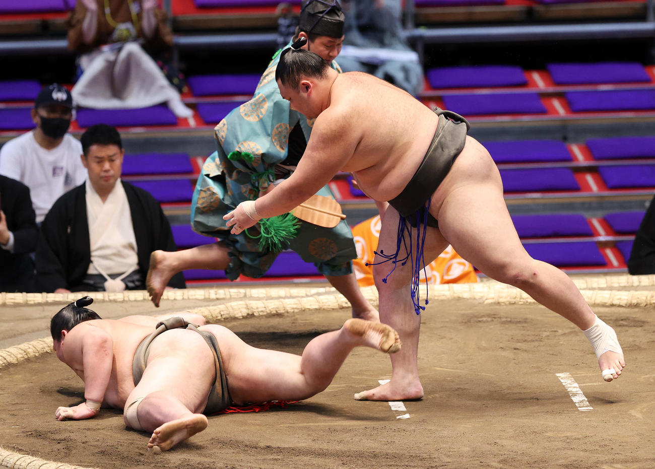 錦国（左）を上手出し投げで破る朝乃山（撮影・鈴木正人）