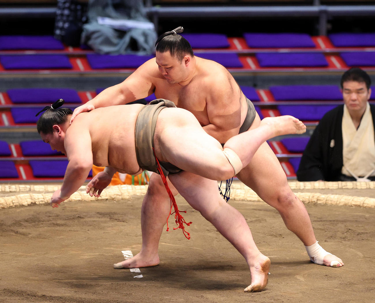 錦国（手前）を上手出し投げで破る朝乃山（撮影・鈴木正人）