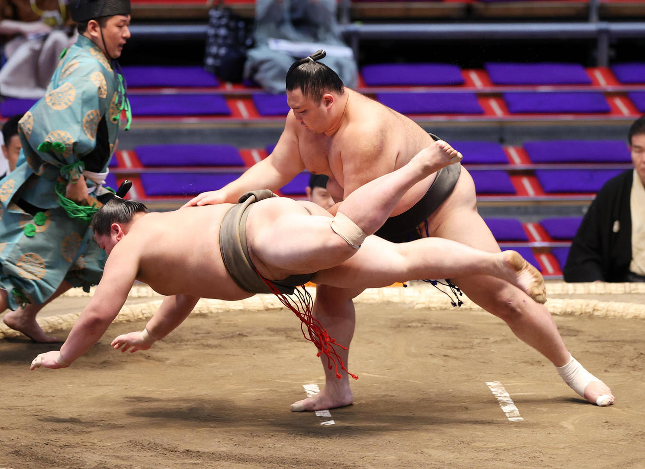 錦国（手前）を上手出し投げで破る朝乃山（撮影・鈴木正人）
