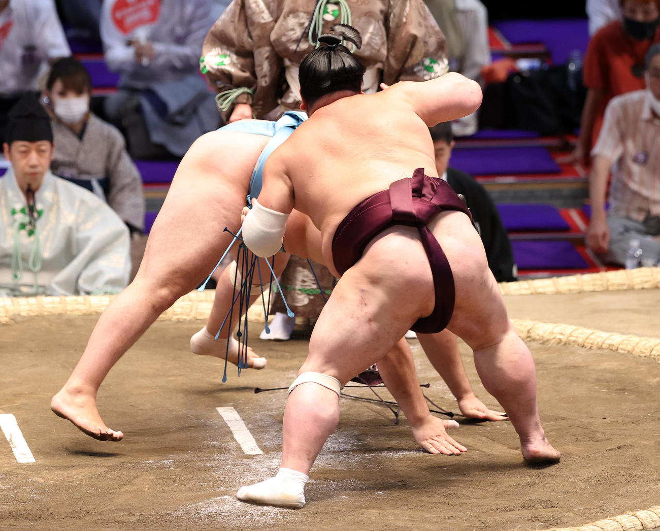 欧勝馬（後方）を引き落としで破る千代栄（撮影・鈴木正人）