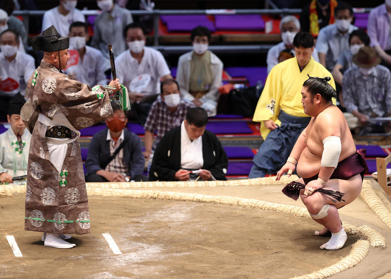 欧勝馬を引き落としで破り勝ち名乗りを受ける千代栄（撮影・鈴木正人）