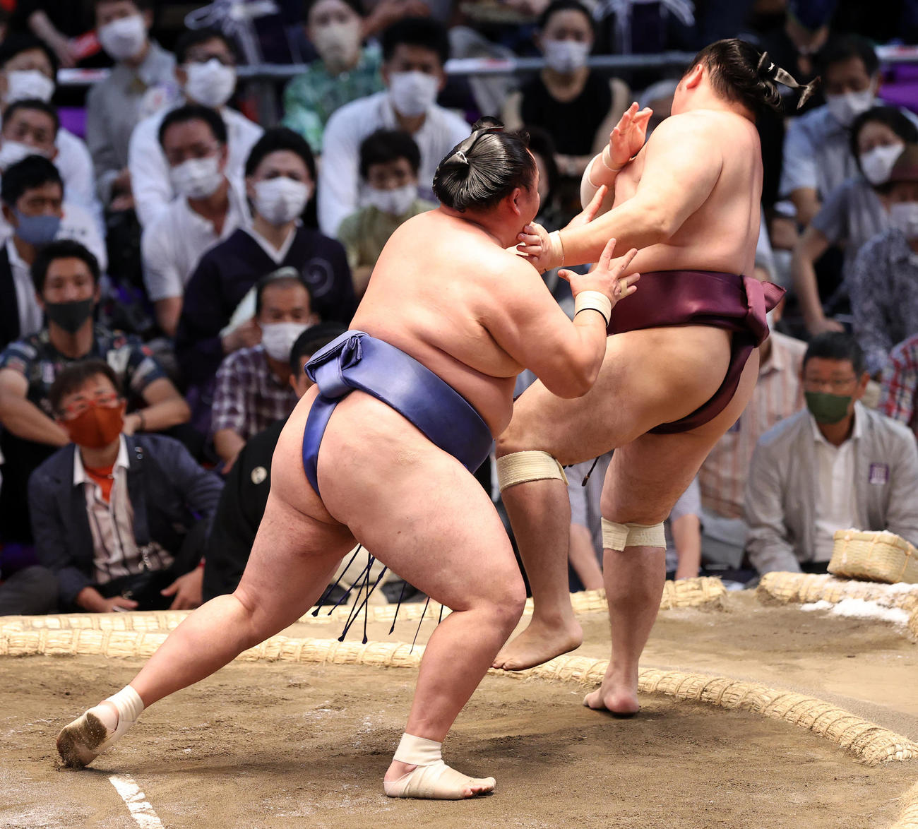 遠藤（右）を押し出しで破る玉鷲（撮影・鈴木正人）