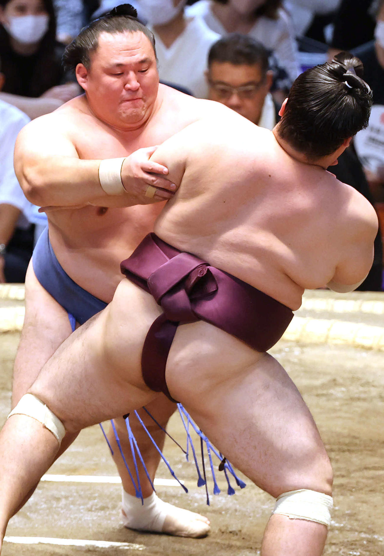 遠藤（手前）を押し出しで破る玉鷲（撮影・渦原淳）