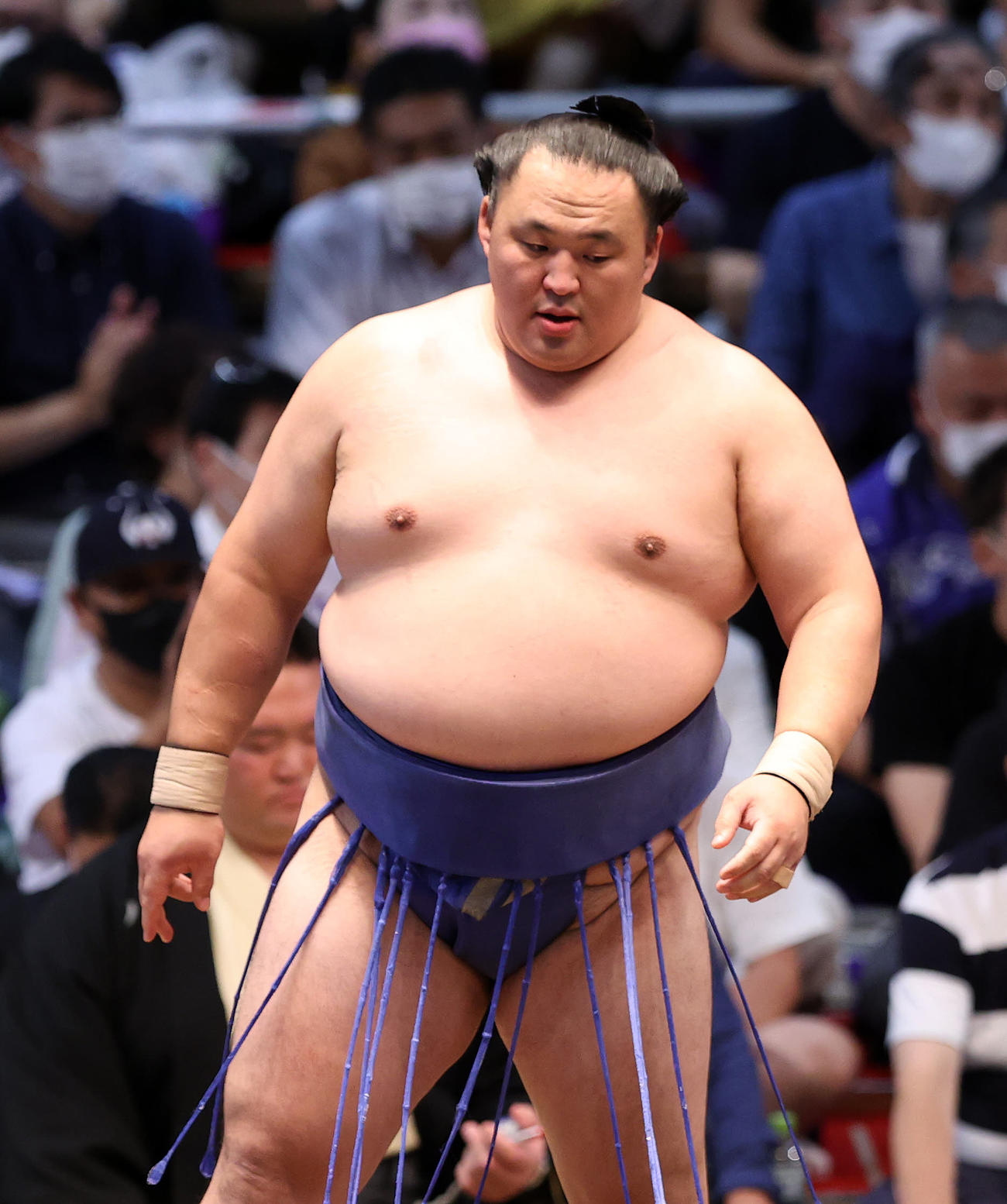 遠藤を押し出しで破った玉鷲（撮影・鈴木正人）